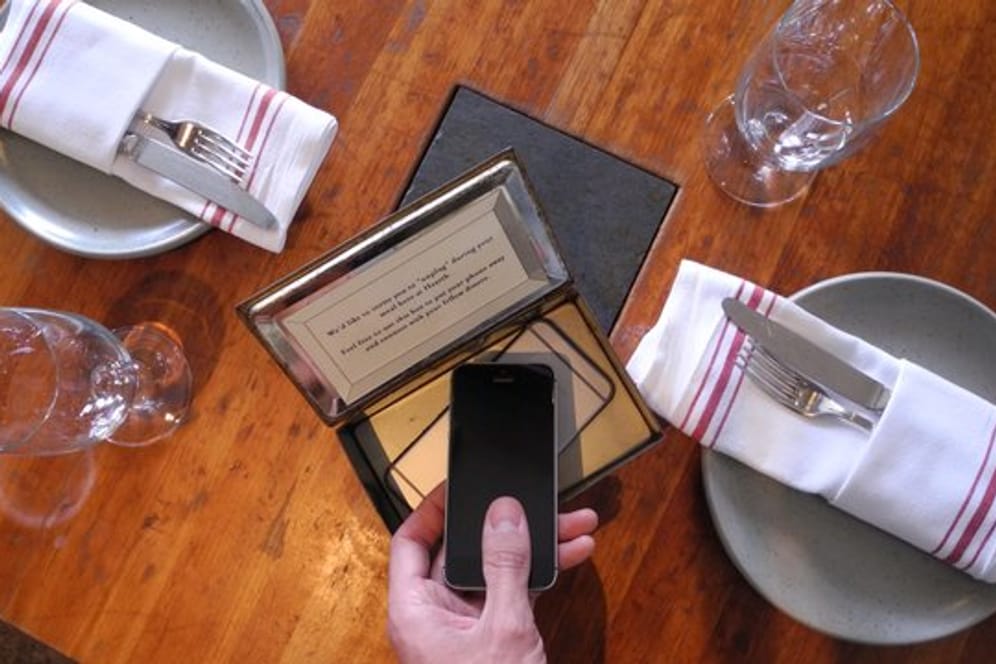 In die "Mobile Box" können Handynutzer ihr Smartphone legen, wenn sie eine digitale Auszeit brauchen.