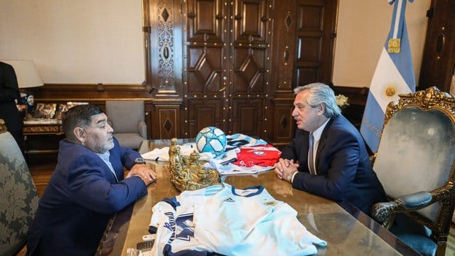 Argentiniens Präsident Alberto Fernández (r)und Fußballlegende Diego Maradona.