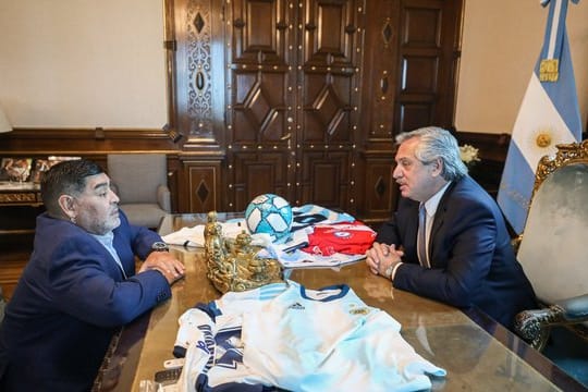 Argentiniens Präsident Alberto Fernández (r)und Fußballlegende Diego Maradona.