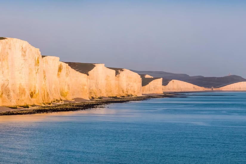 Die sieben Schwestern in Sussex, England, vom Ärmelkanal aus gesehen: 60 Migranten wollten über das Gewässer nach Großbritannien gelangen, wurden aber vorher aufgegriffen. (Symbolfoto)