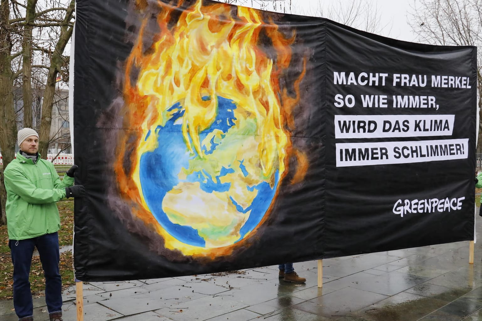 Ein Plakat zum Klimaschutz: Greenpeace wirft der Bundesregierung vor, in Sachen Klimaschutz zu langsam zu handeln.