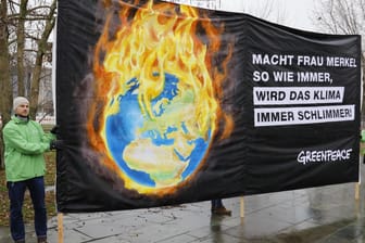 Ein Plakat zum Klimaschutz: Greenpeace wirft der Bundesregierung vor, in Sachen Klimaschutz zu langsam zu handeln.