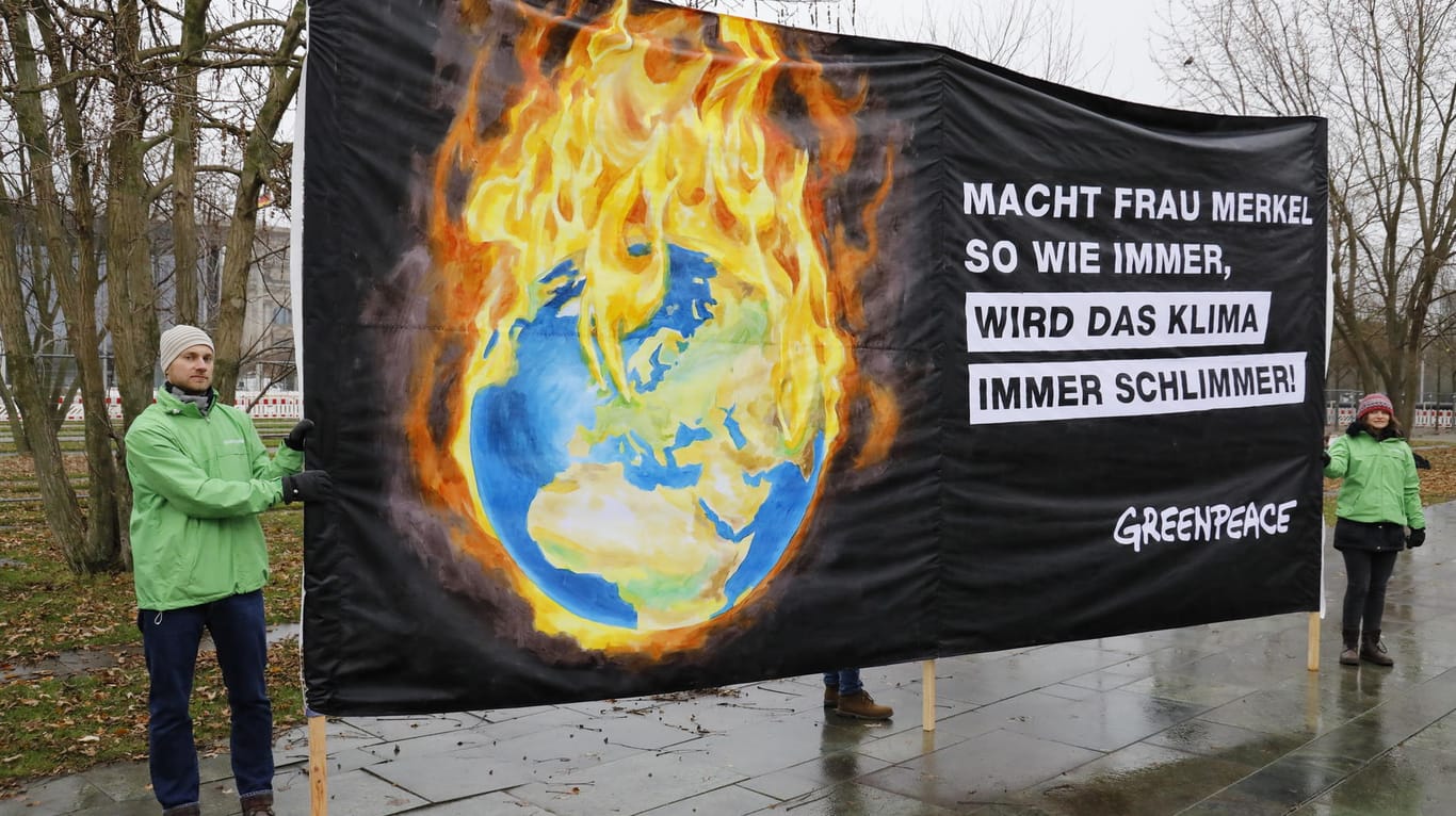 Ein Plakat zum Klimaschutz: Greenpeace wirft der Bundesregierung vor, in Sachen Klimaschutz zu langsam zu handeln.