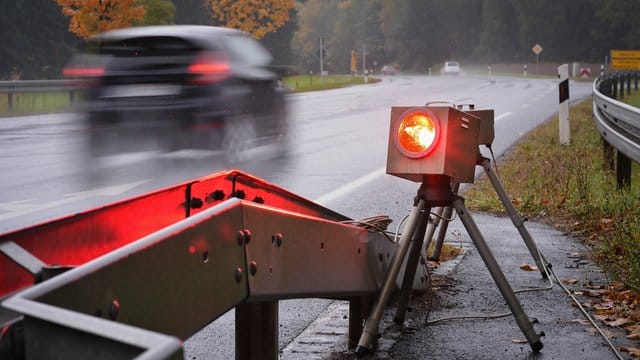 Wer wegen überhöhter Geschwindigkeit geblitzt wurde, kann den Tempomaten seines Fahrzeugs nicht als Gegenargument anführen. Wer wegen überhöhter Geschwindigkeit geblitzt wurde, kann den Tempomaten seines Fahrzeugs nicht als Gegenargument anführen.