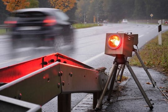 Wer wegen überhöhter Geschwindigkeit geblitzt wurde, kann den Tempomaten seines Fahrzeugs nicht als Gegenargument anführen.