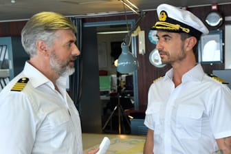 Auf dem "Traumschiff": Der neue Kapitän Max Parger (Florian Silbereisen, r.) muss Staff-Kapitän Martin Grimm (Daniel Morgenroth, l.) erst einmal von sich überzeugen.