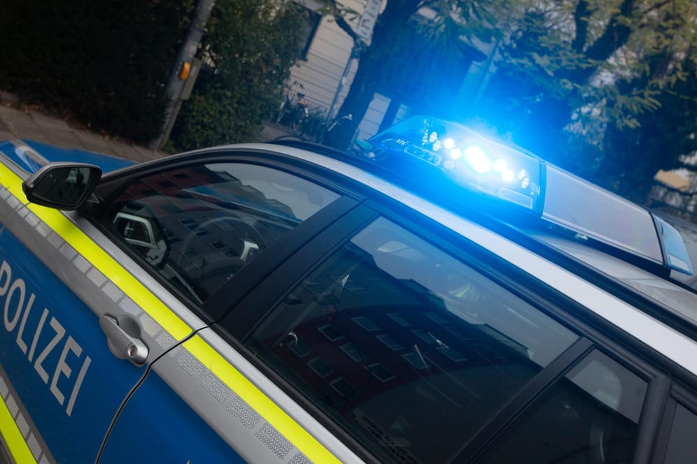 Polizeifahrzeug mit Blaulicht (Symbolbild): In Essen ist eine Tankstelle von Maskierten überfallen worden.
