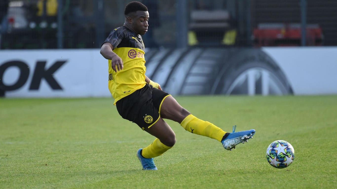 Zukunftshoffnung: Youssoufa Moukoko am Ball für den BVB.