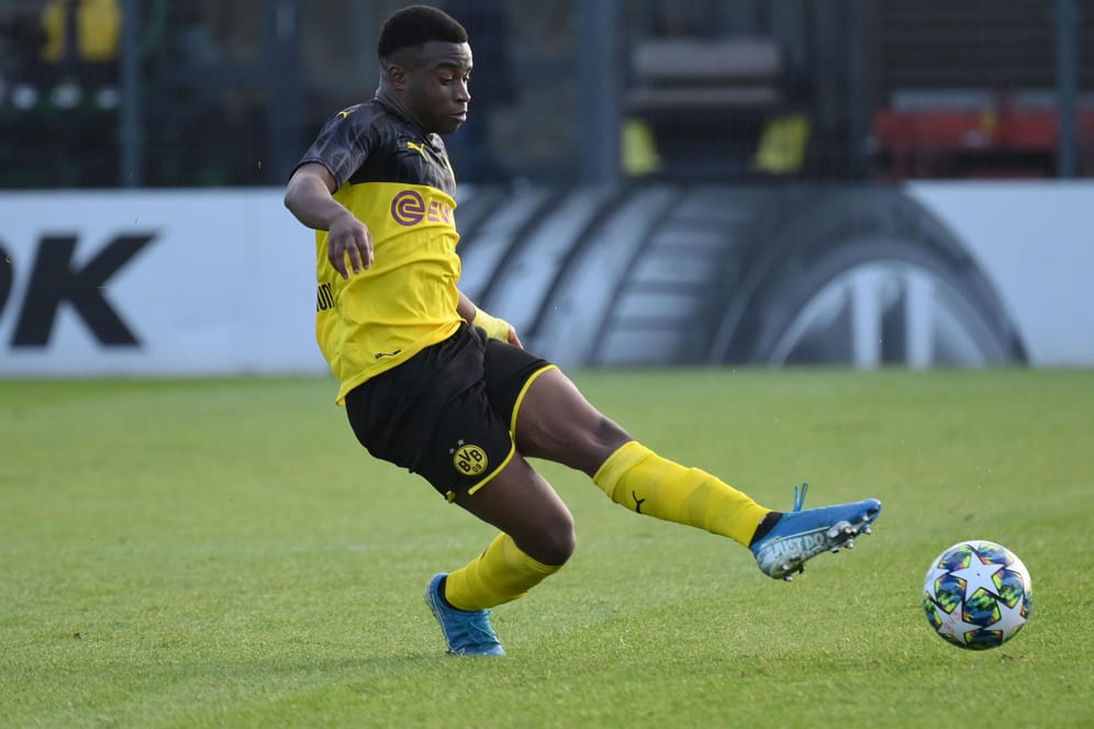 Zukunftshoffnung: Youssoufa Moukoko am Ball für den BVB.