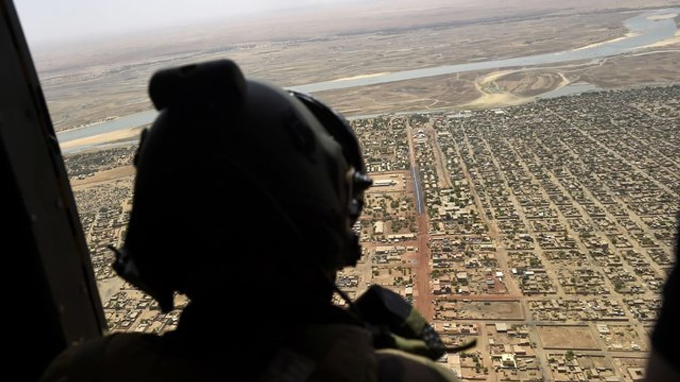 Über dem Norden von Mali: Ein französischer Soldat sieht aus einem Militärhubschrauber.