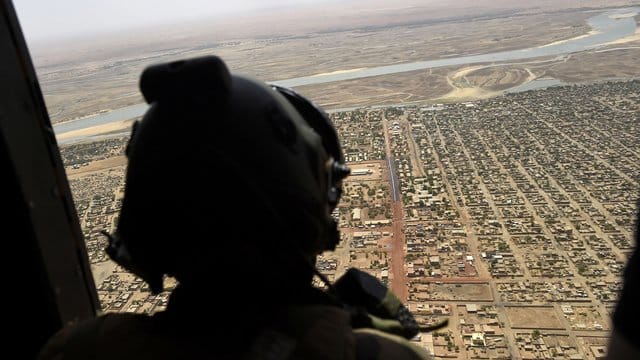 Über dem Norden von Mali: Ein französischer Soldat sieht aus einem Militärhubschrauber. Über dem Norden von Mali: Ein französischer Soldat sieht aus einem Militärhubschrauber.