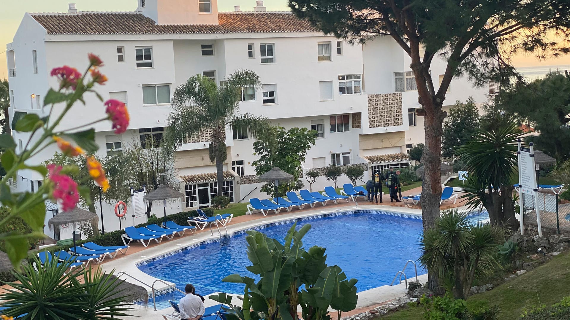 Die Ferienanlage in der Nähe von Malaga: Die neunjährige Tochter kam beim Baden in Schwierigkeiten, Vater und Sohn wollten ihr helfen – alle drei ertranken.