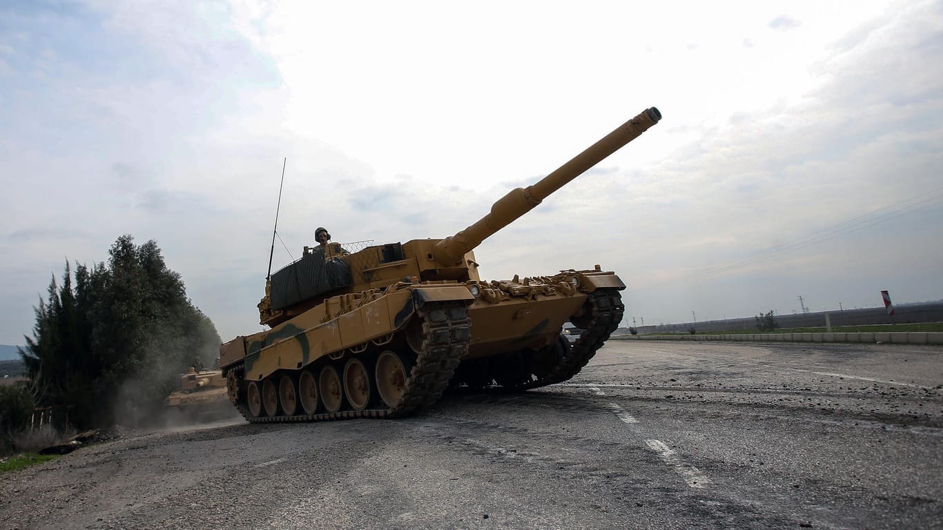 Ein Panzer vom Typ Leopard 2A4 in der Türkei: Rüstungsexporte im Wert von fast 8 Milliarden Euro wurden von der Bundesregierung genehmigt (Archivbild).