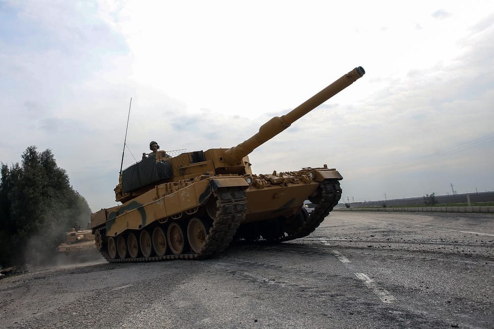 Ein Panzer vom Typ Leopard 2A4 in der Türkei: Rüstungsexporte im Wert von fast 8 Milliarden Euro wurden von der Bundesregierung genehmigt (Archivbild).