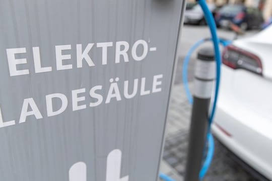 Bisher müssen E-Autofahrer noch stationäre Ladesäulen aufsuchen.