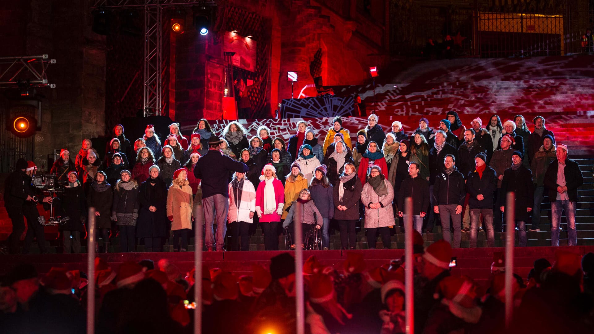 Der Erfurter Kneipenchor in der MDR-Show "Weihnachten bei uns": Die Show wurde live vom Domplatz ausgestrahlt.