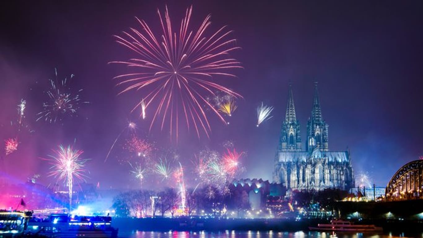 Feuerwerk in Köln in der Silvesternacht 2018/2019.