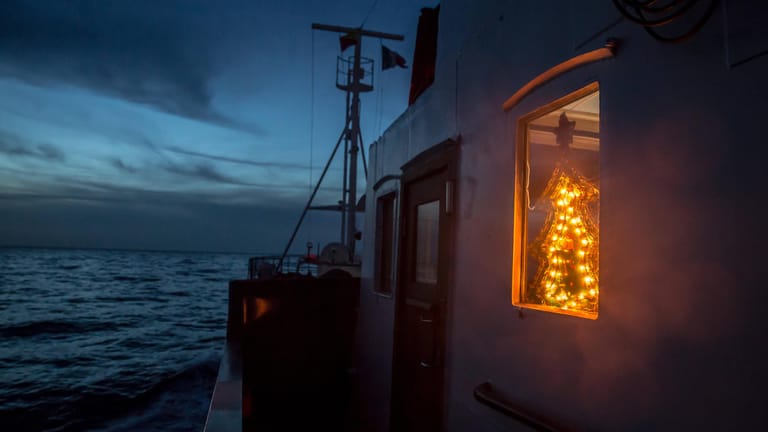 Weihnachtsbeleuchtung an Bord der "Alan Kurdi": Das deutsche Rettungsschiff reagierte auf den Notruf, staatliche Stellen nicht.