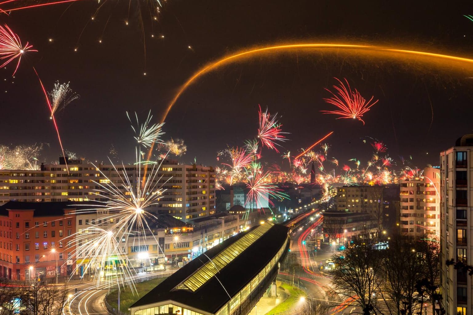 Silvester am Kottbusser Tor in Berlin: Die Feier ins neue Jahr findet deutschlandweit voraussichtlich unter trockenem Himmel statt.