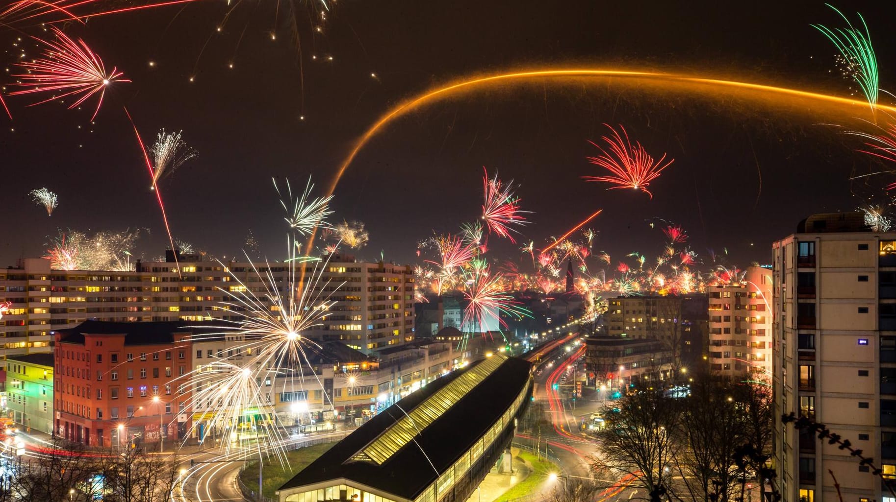 Silvester am Kottbusser Tor in Berlin: Die Feier ins neue Jahr findet deutschlandweit voraussichtlich unter trockenem Himmel statt.