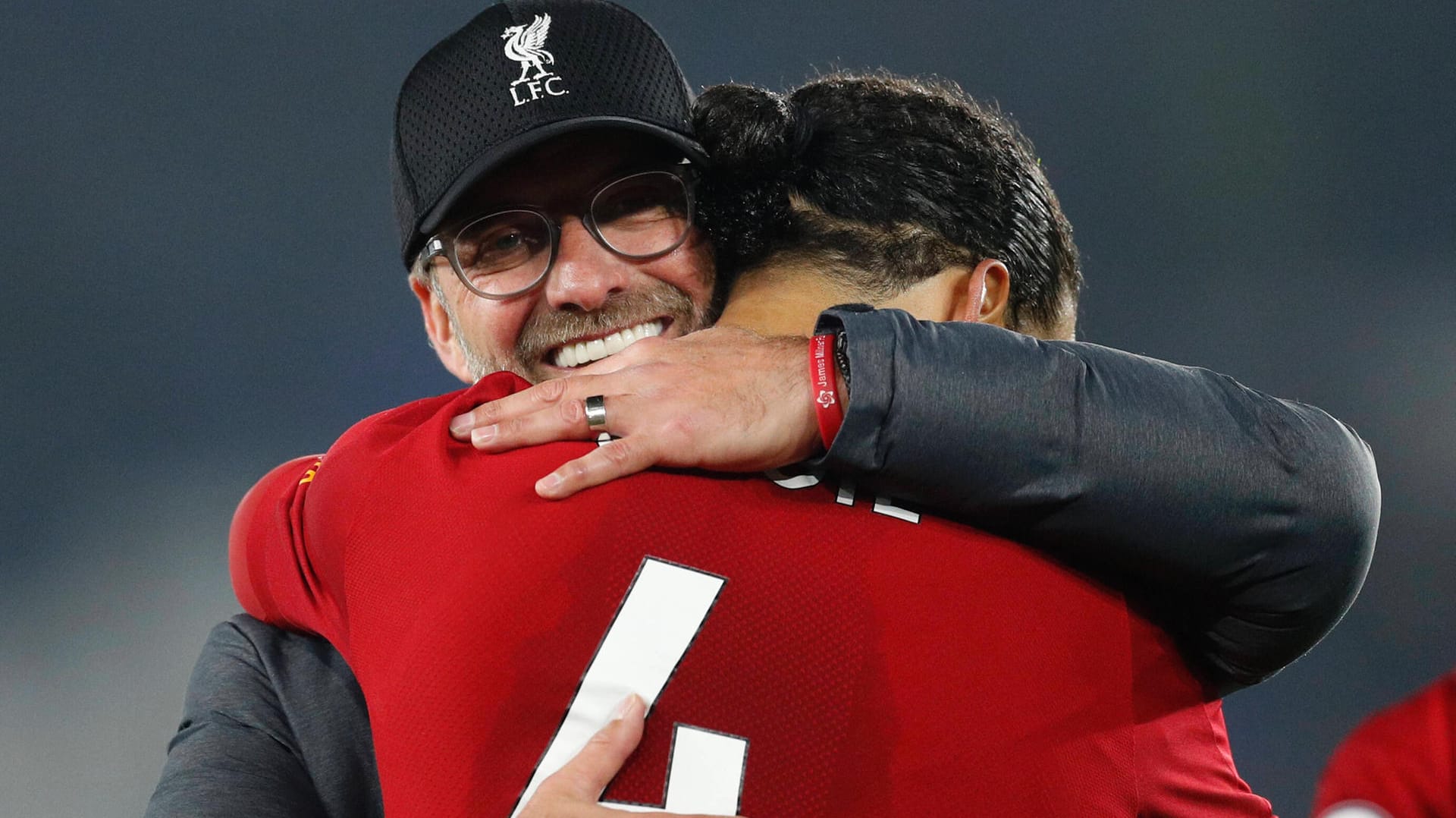 Jürgen Klopp umarmt seinen Verteidiger Virgil van Dijk. Das 4:0 gegen Leicester hat dem FC Liverpool noch mehr Luft an der Tabellenspitze verschafft.