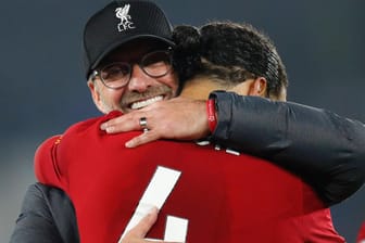 Jürgen Klopp umarmt seinen Verteidiger Virgil van Dijk. Das 4:0 gegen Leicester hat dem FC Liverpool noch mehr Luft an der Tabellenspitze verschafft.