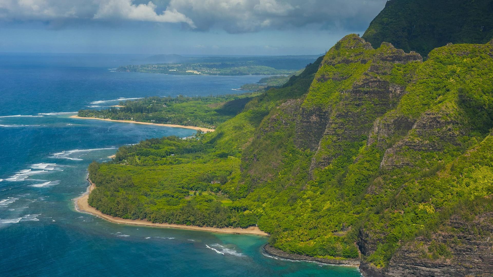 Küste der Insel Kauai: Das Wetter auf der Insel ist schlecht, die Sichtweise beträgt nur knapp sechs Kilometer. Küste der Insel Kauai: Das Wetter auf der Insel ist schlecht, die Sichtweise beträgt nur knapp sechs Kilometer.