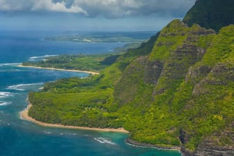 Küste der Insel Kauai: Das Wetter auf der Insel ist schlecht, die Sichtweise beträgt nur knapp sechs Kilometer.