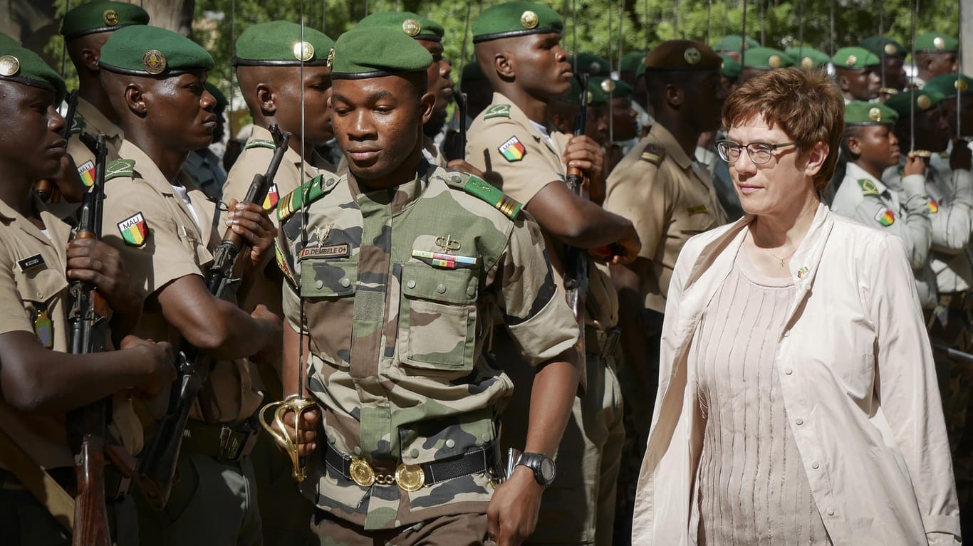 Verteidigungsministerin Kramp-Karrenbauer beim Besuch in Mali im Oktober: Die FDP fordert eine neue Strategie, bei der die unterschiedlichen Ministerien zusammenarbeiten.