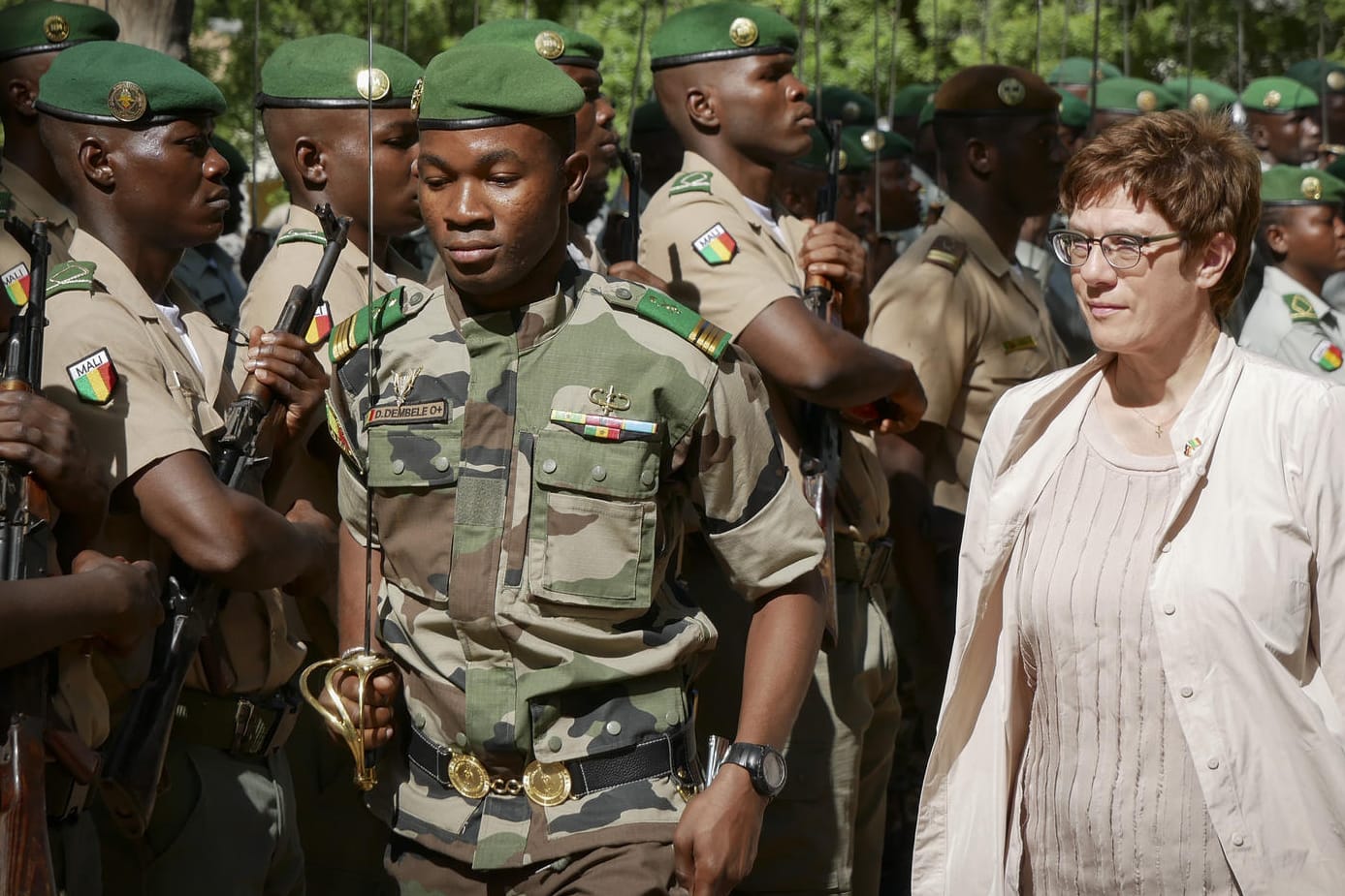 Verteidigungsministerin Kramp-Karrenbauer beim Besuch in Mali im Oktober: Die FDP fordert eine neue Strategie, bei der die unterschiedlichen Ministerien zusammenarbeiten.