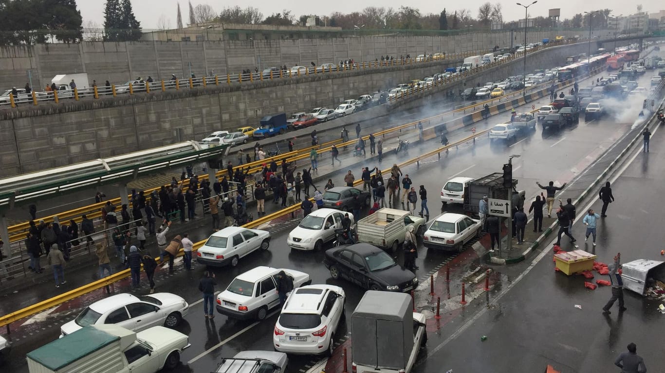 Protest in Teheran: Autofahrer blockieren eine Straße, um gegen eine Anhebung der Benzinpreise zu protestieren.