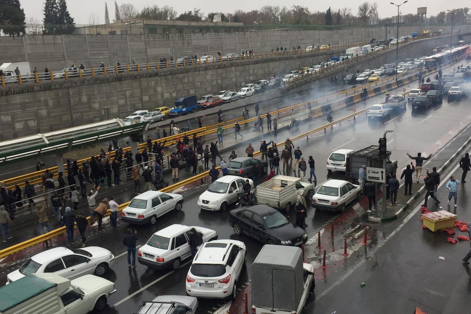 Protest in Teheran: Autofahrer blockieren eine Straße, um gegen eine Anhebung der Benzinpreise zu protestieren.