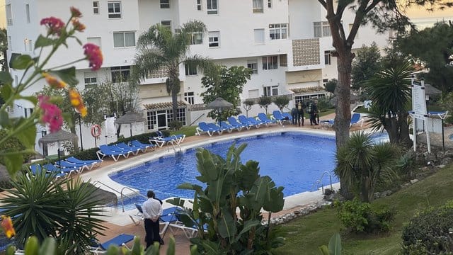 Zivilschutztaucher in der Ferienanlage Club La Costa World in der Nähe von Malaga: Hier waren drei Mitglieder einer Familie ertrunken. Zivilschutztaucher in der Ferienanlage Club La Costa World in der Nähe von Malaga: Hier waren drei Mitglieder einer Familie ertrunken.