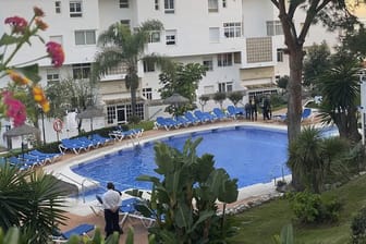 Zivilschutztaucher in der Ferienanlage Club La Costa World in der Nähe von Malaga: Hier waren drei Mitglieder einer Familie ertrunken.