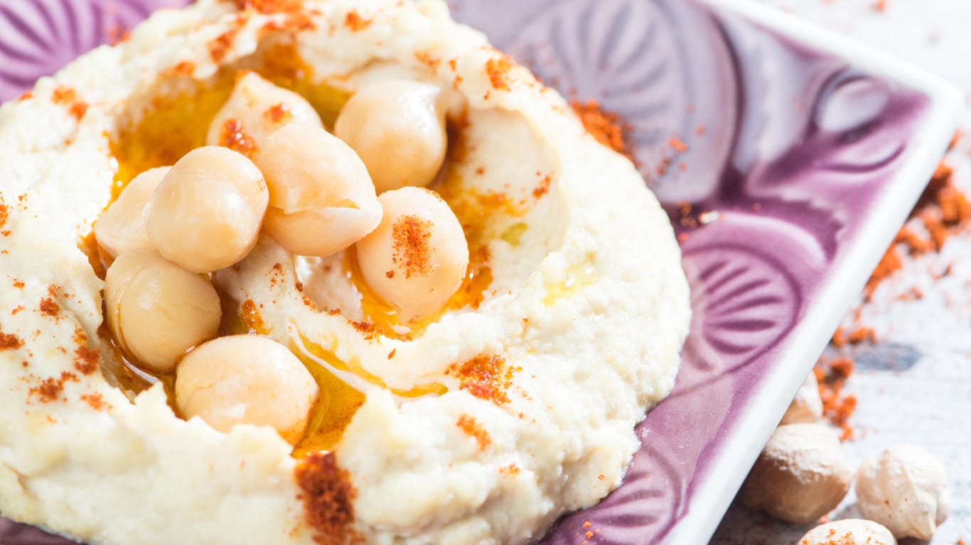 Hummus: Die orientalische Spezialität wird aus Kichererbsen zubereitet.