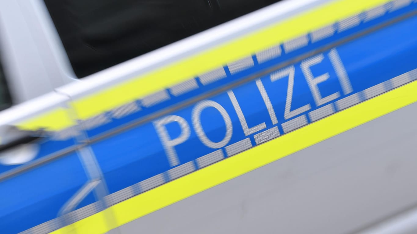 Polizei-Schriftzug auf einem Streifenwagen: In Bielefeld steht ein Bewohner eines Mehrfamilienhauses unter Mordverdacht.