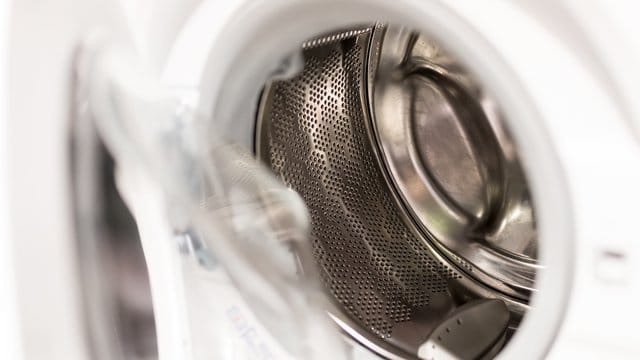 Achtung, Keimschleuder! Wer nicht ab und zu mit 60 Grad wäscht, hat irgendwann eine ganze Bakterienkolonie in seiner Waschmaschine. Achtung, Keimschleuder! Wer nicht ab und zu mit 60 Grad wäscht, hat irgendwann eine ganze Bakterienkolonie in seiner Waschmaschine.