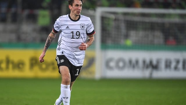 Der FC Bayern München hat den Vertrag mit Mittelfeld-Talent Fein vorzeitig bis zum 30. Der FC Bayern München hat den Vertrag mit Mittelfeld-Talent Fein vorzeitig bis zum 30.