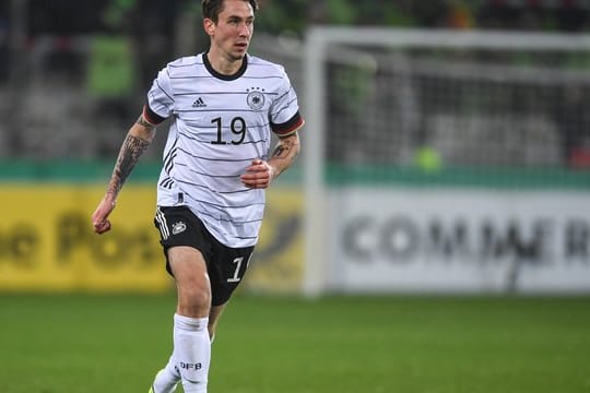 Der FC Bayern München hat den Vertrag mit Mittelfeld-Talent Fein vorzeitig bis zum 30.