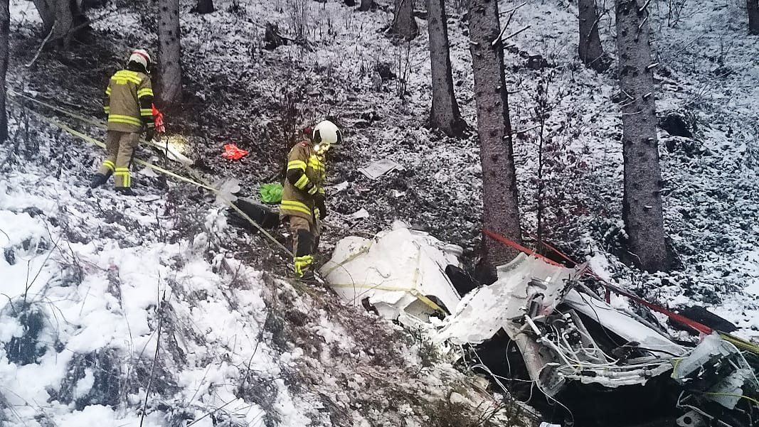 Wrack des abgestürzten Kleinflugzeugs: Bei dem Unfall nahe des Großglockners kam der Pilot ums Leben. Seit zwölfjährige Tochter erlag nun ihren Verletzungen. Wrack des abgestürzten Kleinflugzeugs: Bei dem Unfall nahe des Großglockners kam der Pilot ums Leben. Seit zwölfjährige Tochter erlag nun ihren Verletzungen.