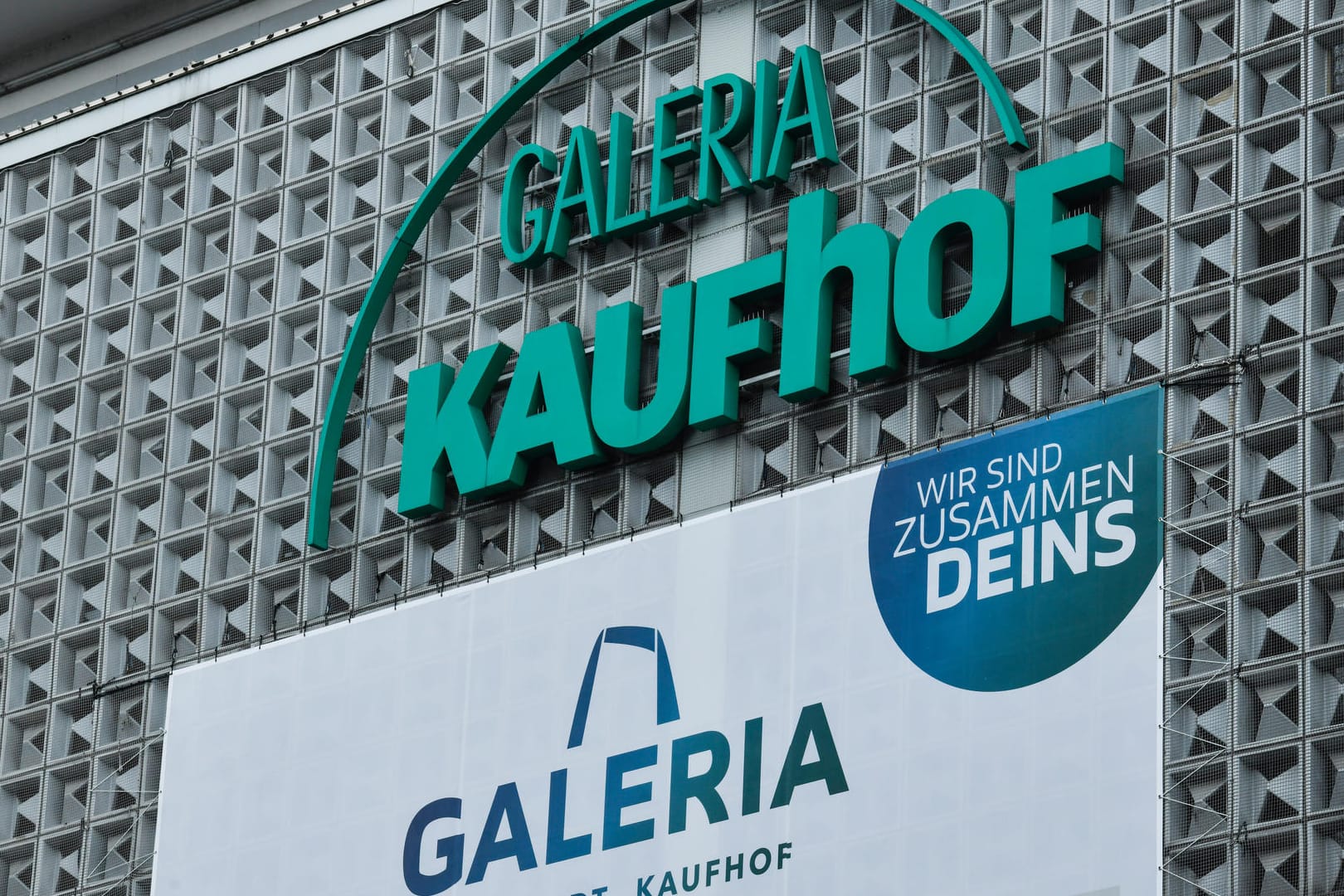 Galeria Kaufhof: Die Kaufhauskette hat nach der Fusion mit Karstadt den gemeinsamen Namen Galeria Karstadt Kaufhof erhalten. Galeria Kaufhof: Die Kaufhauskette hat nach der Fusion mit Karstadt den gemeinsamen Namen Galeria Karstadt Kaufhof erhalten.