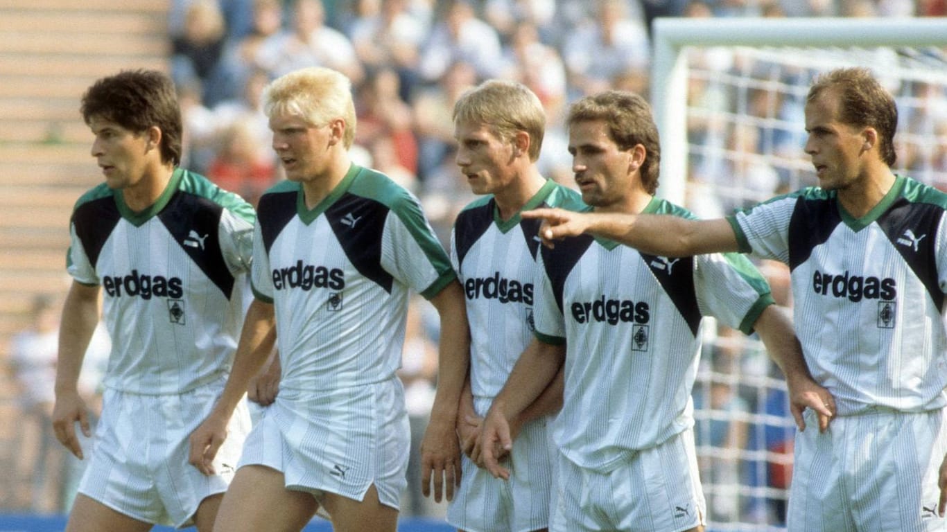 Die Gladbacher Mauer 1988: Hans-Jörg Criens (v.l.), Stefan Effenberg, Jürgen Lange, Christian Hochstätter und Michael Frontzeck.