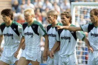 Die Gladbacher Mauer 1988: Hans-Jörg Criens (v.l.), Stefan Effenberg, Jürgen Lange, Christian Hochstätter und Michael Frontzeck.