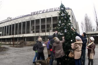 Prypjat in der Sperrzone von Tschernobyl: Der erste Weihnachtsbaum, der seit 1985 dort aufgestellt wurde, wird von ehemaligen Anwohnern geschmückt – 1986 machte der GAU der Tradition ein vorläufiges Ende