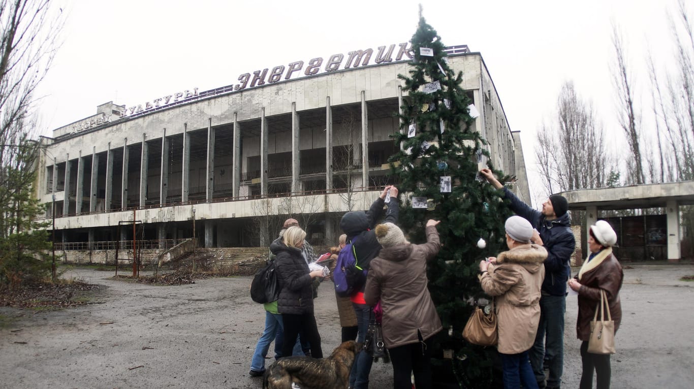 Prypjat in der Sperrzone von Tschernobyl: Der erste Weihnachtsbaum, der seit 1985 dort aufgestellt wurde, wird von ehemaligen Anwohnern geschmückt – 1986 machte der GAU der Tradition ein vorläufiges Ende