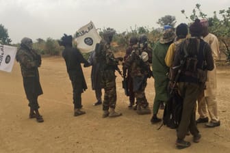 Boko-Haram-Kämpfer und aus dem Gefängnis entlassene Mitstreiter im Mai 2017: Dem Terror islamistischer Milizen fielen im Nordosten Nigerias bislang weit über 30.000 Menschen zum Opfer.