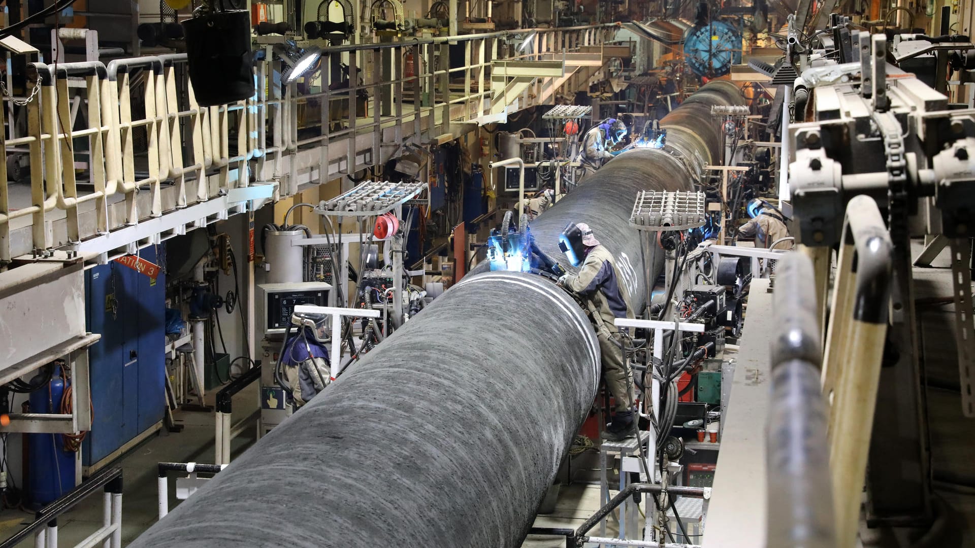 Rohre werden an Bord des Verlegeschiffes "Audacia" verschweißt: Ein russisches Spezialschiff soll die Arbeiten an der Pipeline Nord Stream 2 beenden. Rohre werden an Bord des Verlegeschiffes "Audacia" verschweißt: Ein russisches Spezialschiff soll die Arbeiten an der Pipeline Nord Stream 2 beenden.