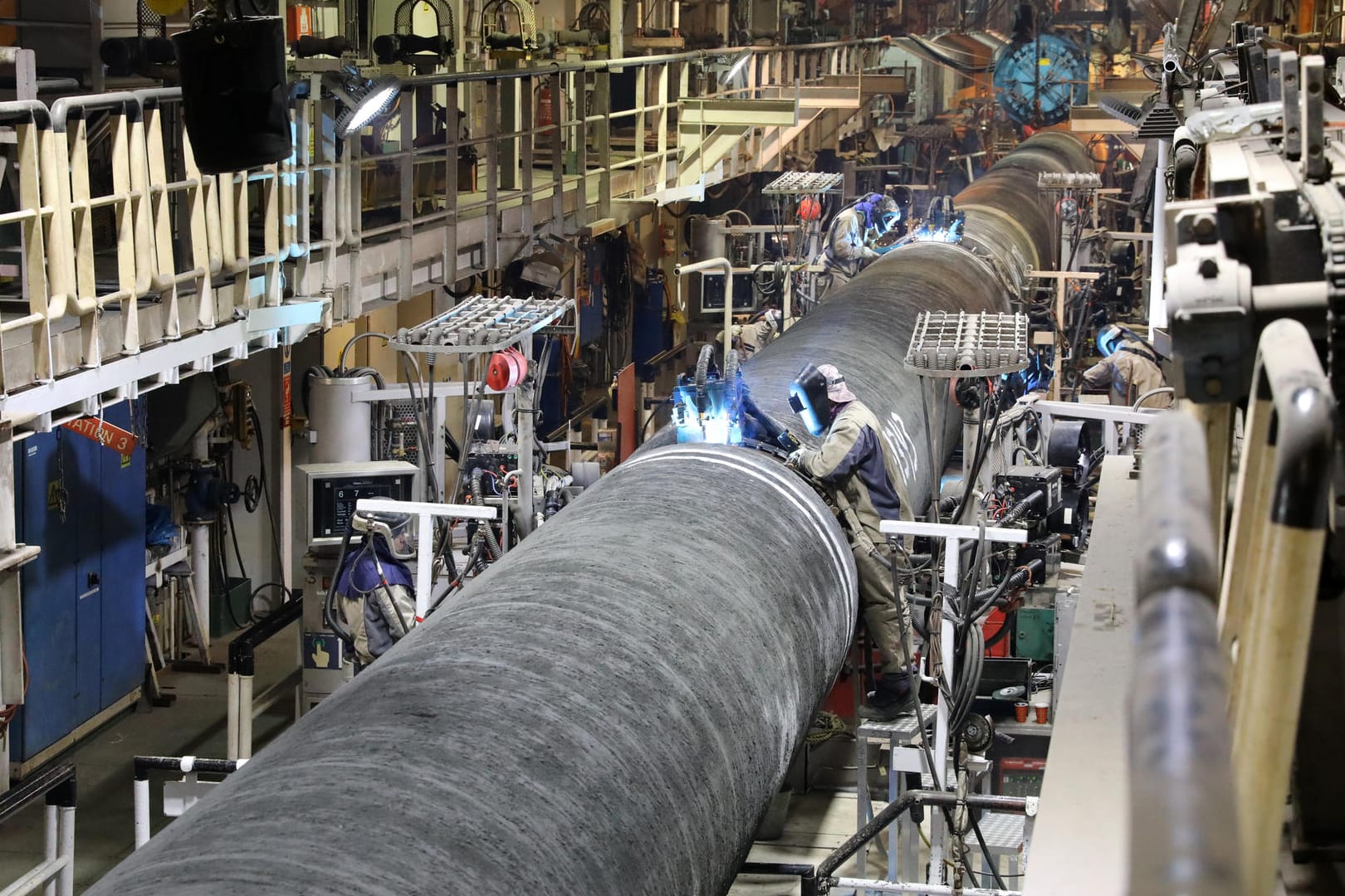 Rohre werden an Bord des Verlegeschiffes "Audacia" verschweißt: Ein russisches Spezialschiff soll die Arbeiten an der Pipeline Nord Stream 2 beenden.