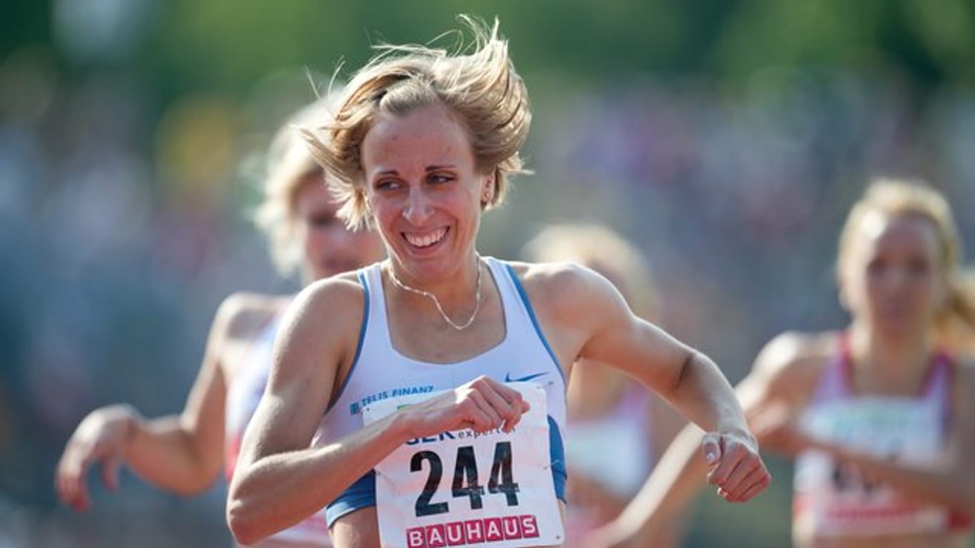 Die frühere Mittelstreckenläuferin Harrer weist auf besorgniserregende Entwicklungen in der Leichtathletik hin.