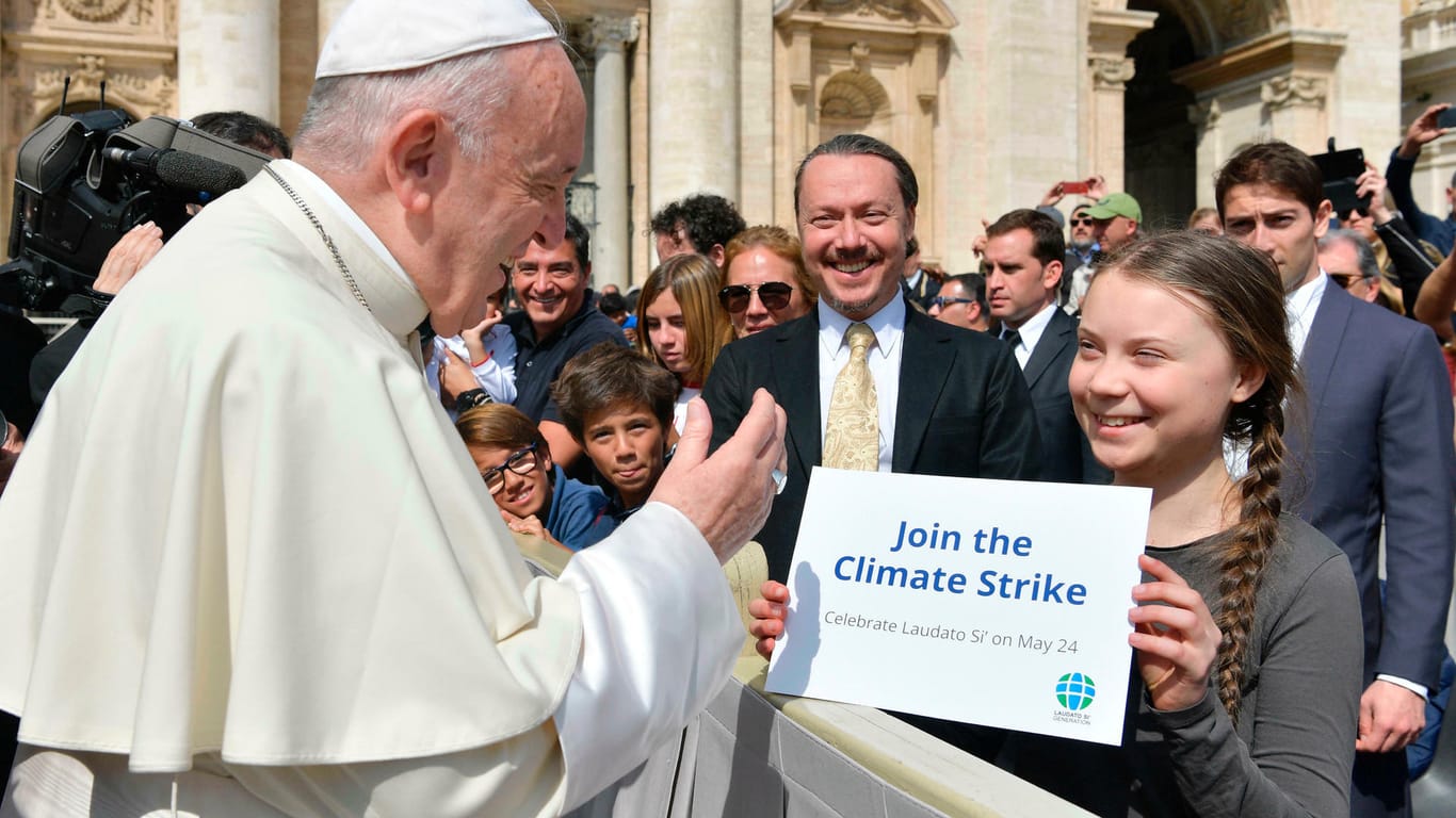 Besuch beim Papst: Greta Thunberg und ihr Vater Svante (Mitte) treffen Papst Franziskus im April in Rom.
